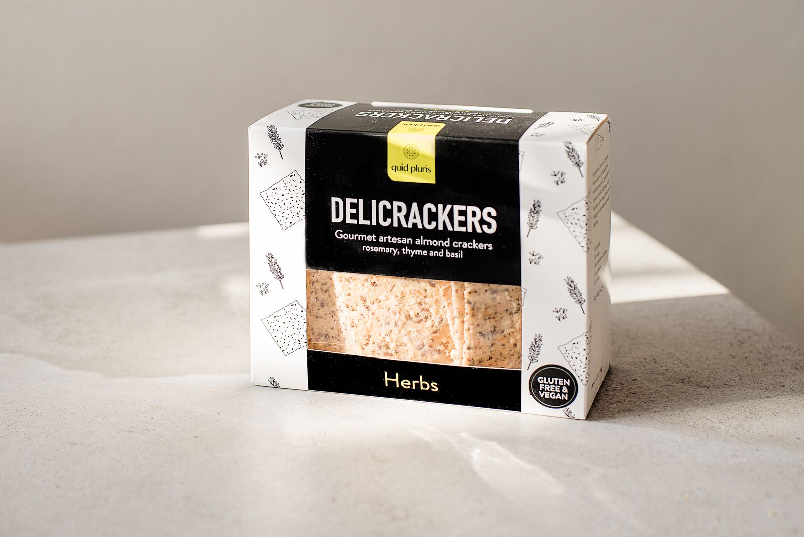 Empaque fotografiado de Delicrackers Herbs