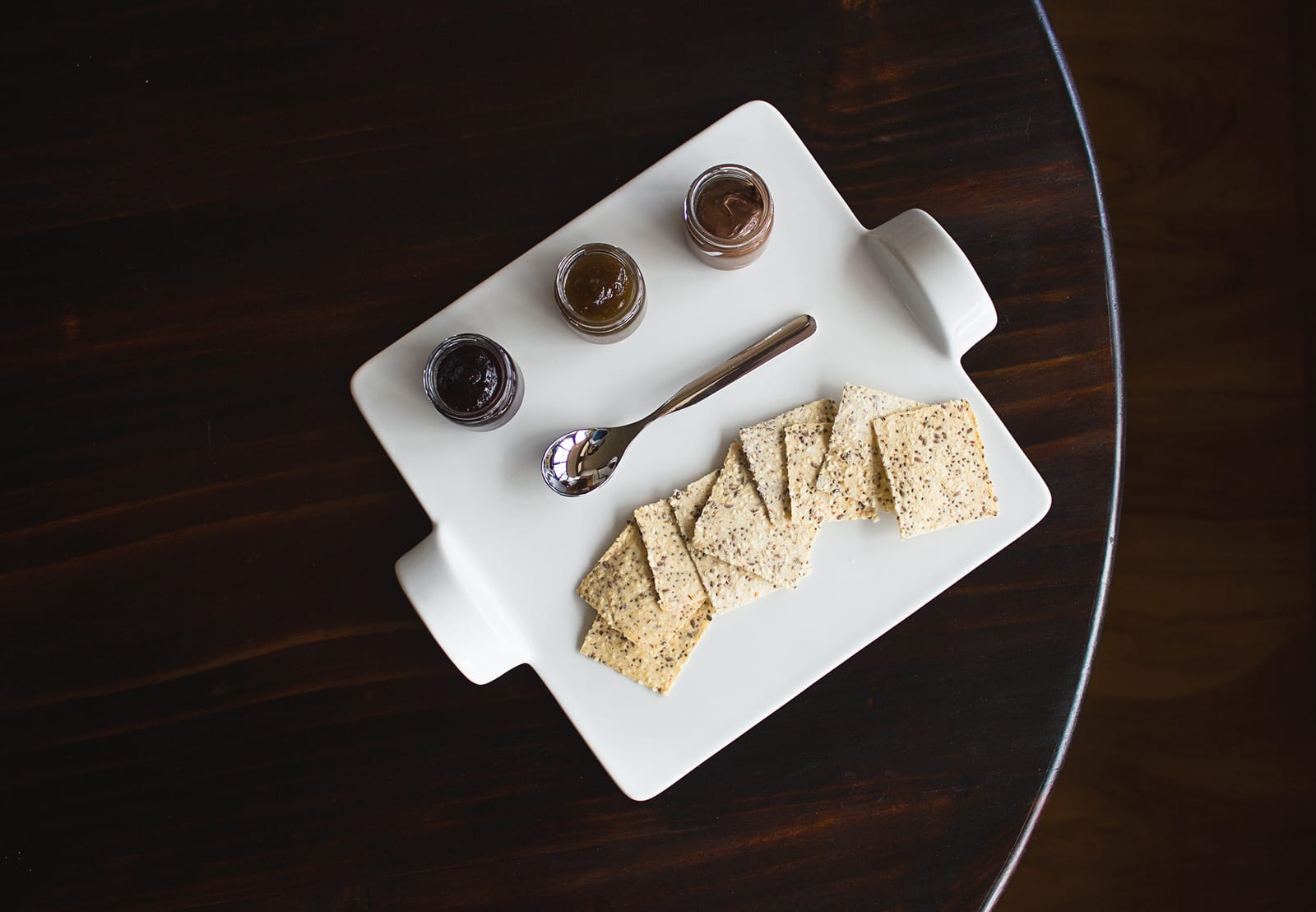 Galletas dispuestas en una bandeja junto a recipientes con acompañamientos