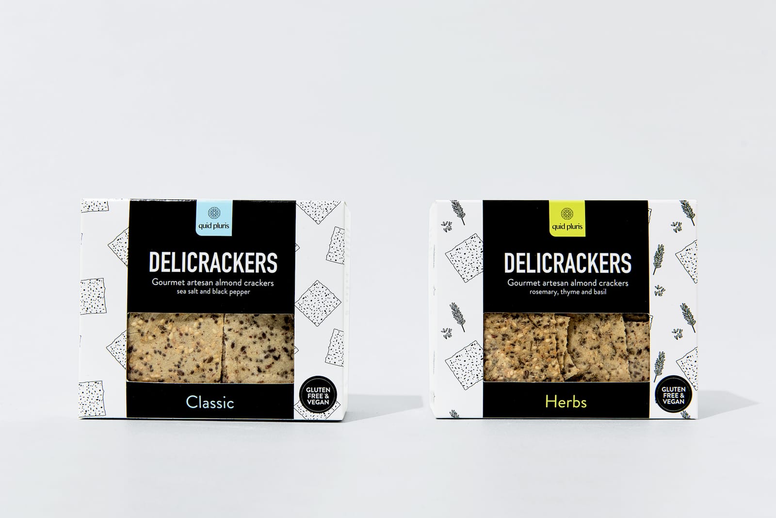 Dos empaques de Delicrackers Classic y Herbs sobre un fondo claro